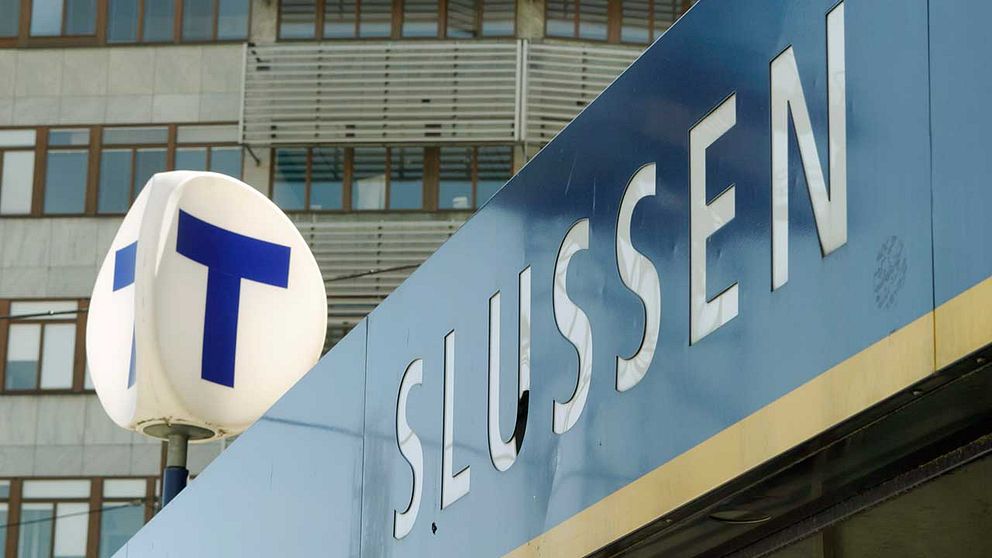 En man dog på spåret efter en olycka vid Slussens tunnelbanestation i Stockholm.