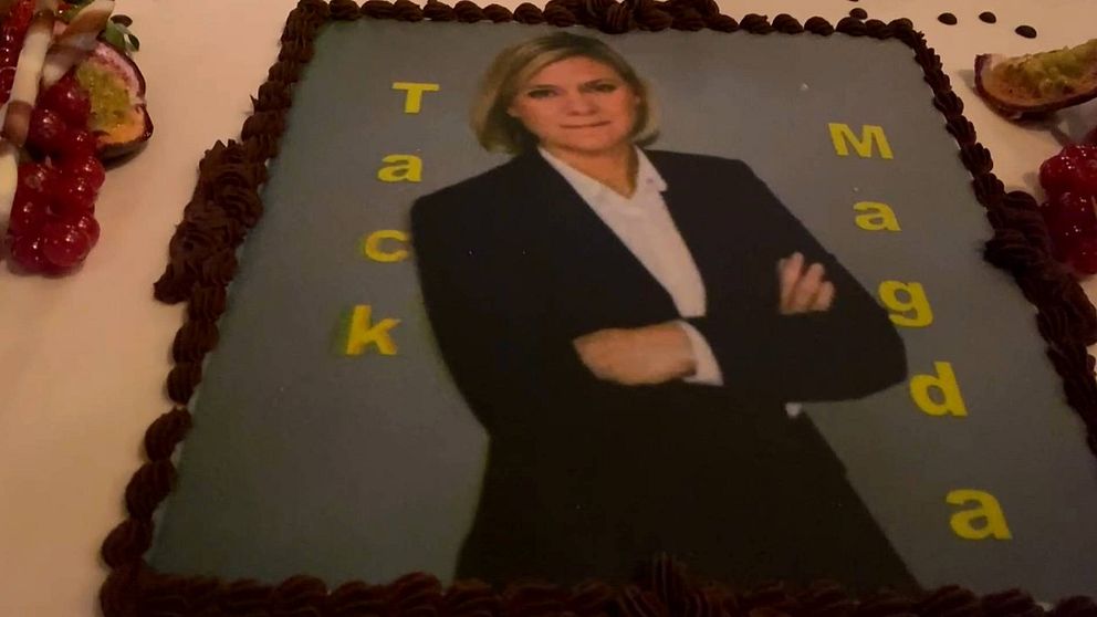 närbild på en tårta med bild på statsministern och texten ”Tack Magda”