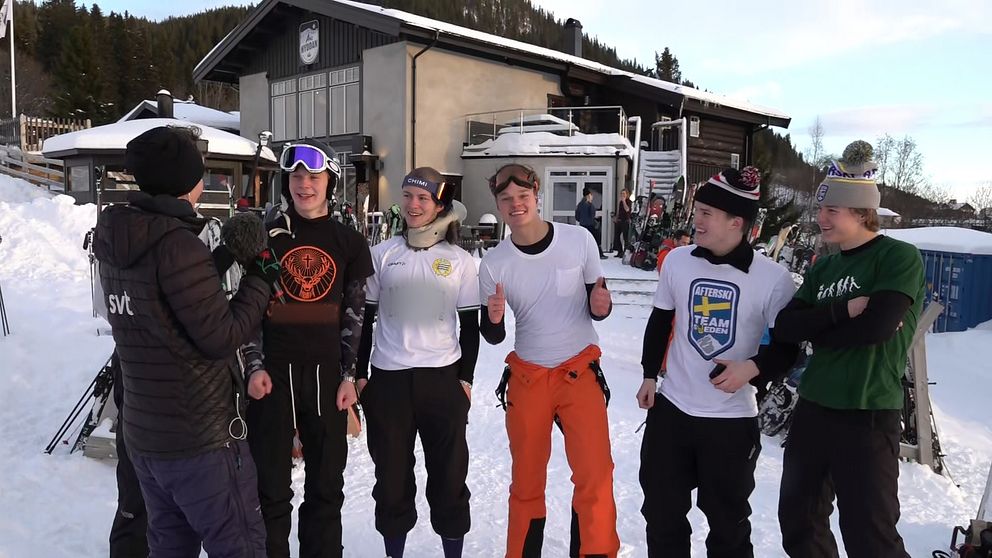 En grupp glada unga män utanför en backrestaurang i Åre.