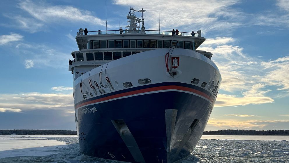 Kryssningsfartyg på väg till Luleå hamn genom bruten is.