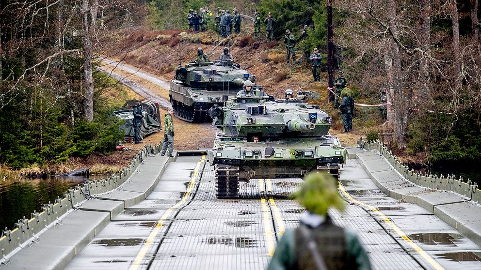 Leopardstridsvagn på väg över Lagan på en tillfällig militärbro i en övning i Vaggeryd. Arkivbild.