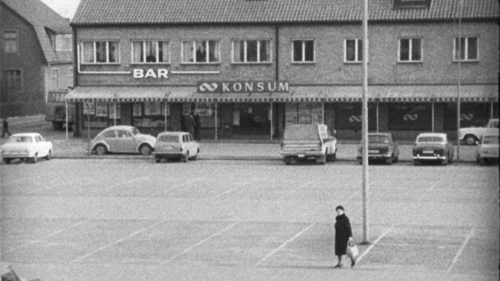 Svartvit bild från torget i Vara 1974 med Konsumhuset