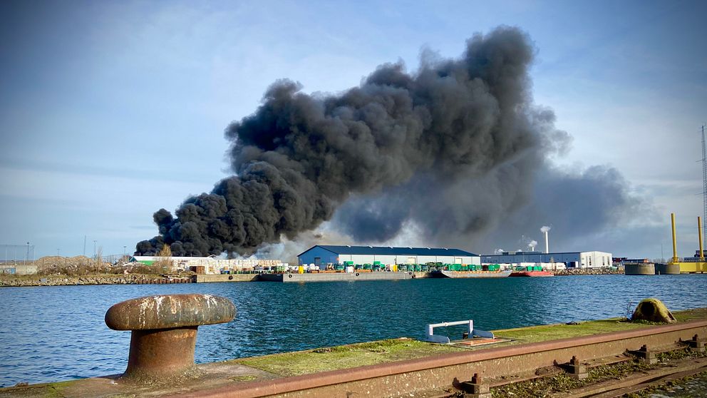 Det brinner kraftigt i en återvinningsanläggning i norra hamnen i Malmö på lördagsförmiddagen.