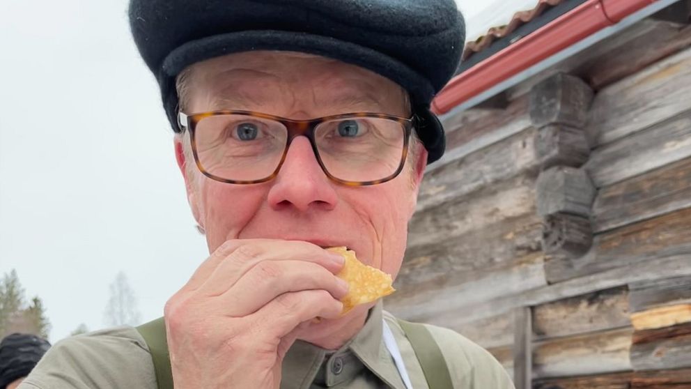 Patrik Nilsson hämtar andan och äter pannkaka vid en av kontrollerna under jubileumsvasan. Där serverades även ägg, ostmackor, kaffe, buljong och blåbärssoppa.