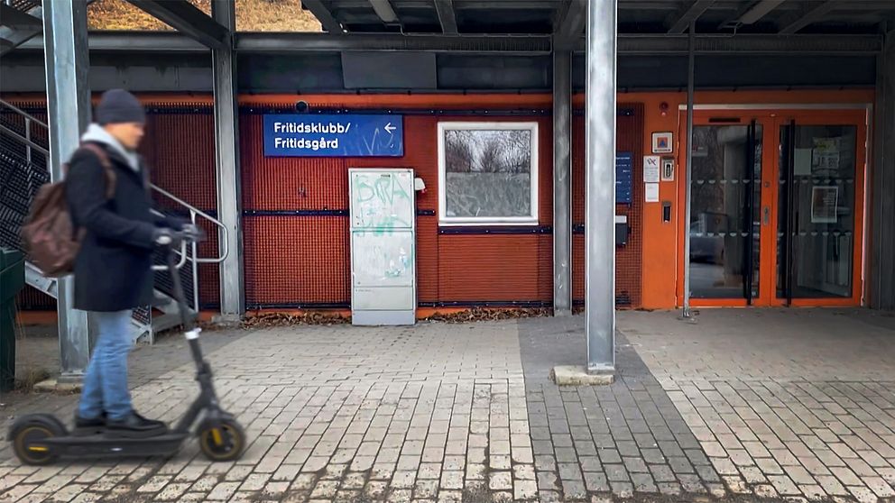 Fritidsgård i Alby i Botkyrka, ung kille på elsparkcykel