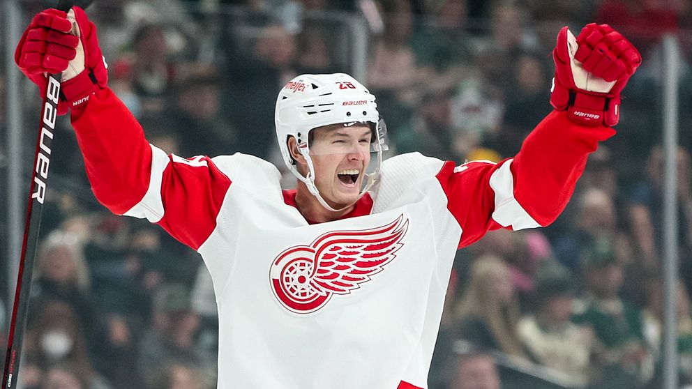 Gustav Lindström har gjort sitt första NHL-mål för Detroit Red Wings.