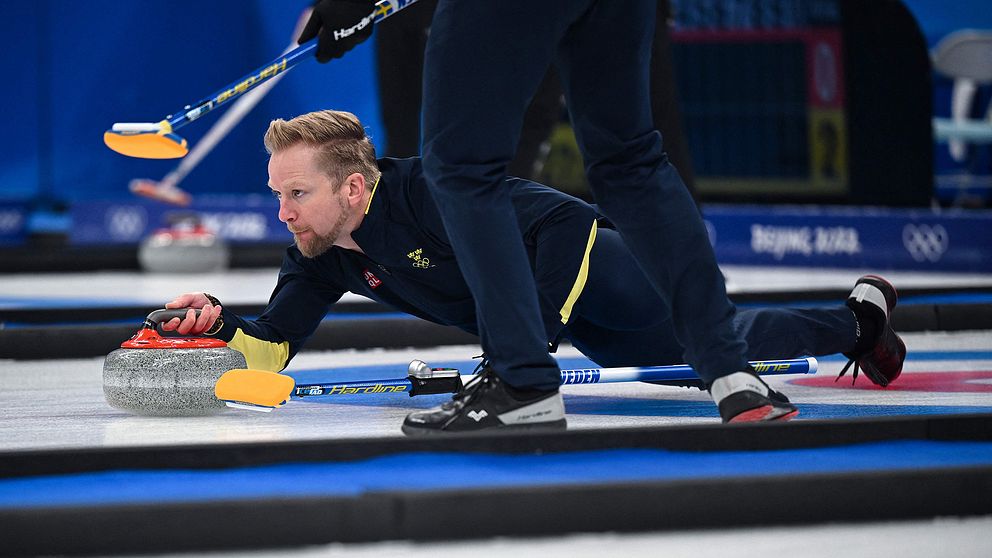 Niklas Edin under den sista gruppspelsomgången mot Schweiz. Nu väntar semifinal mot Kanada.