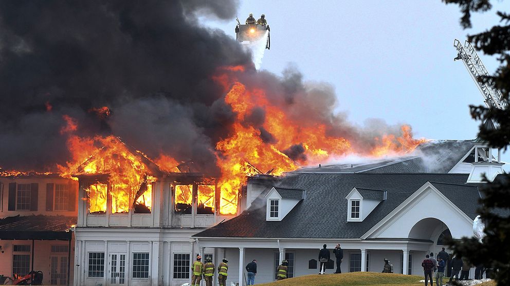En omfattande brand har svept genom klubbhuset på den anrika golfklubben Oakland Hills.