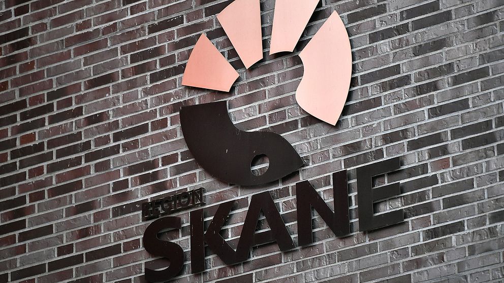 Bild på fasad med skylt där det står Region Skåne. Landstingen i Malmöhus och Kristianstad gick 1999 samman i Region Skåne.