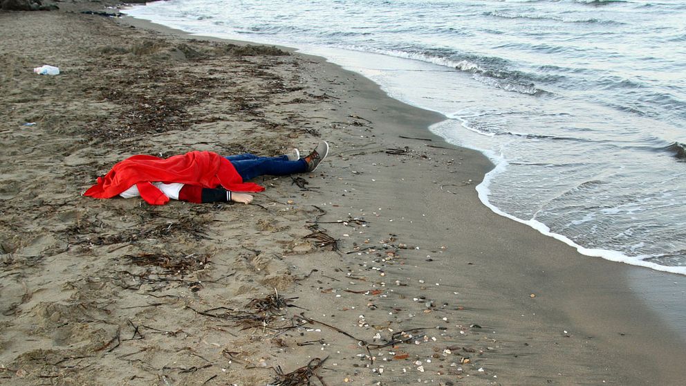En av de omkomna på en strand utanför Bodrum.
