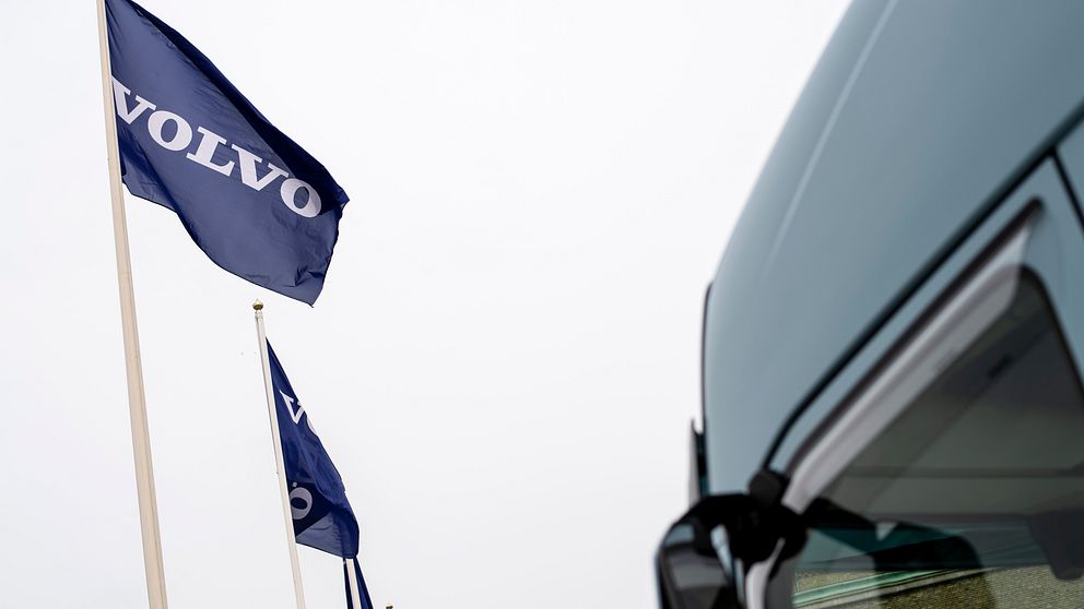 Flagga med Volvos logga som svajar i vinden.