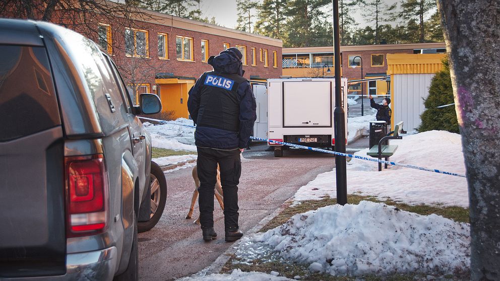 Polis undersöker spår på mordplats i Andersberg.