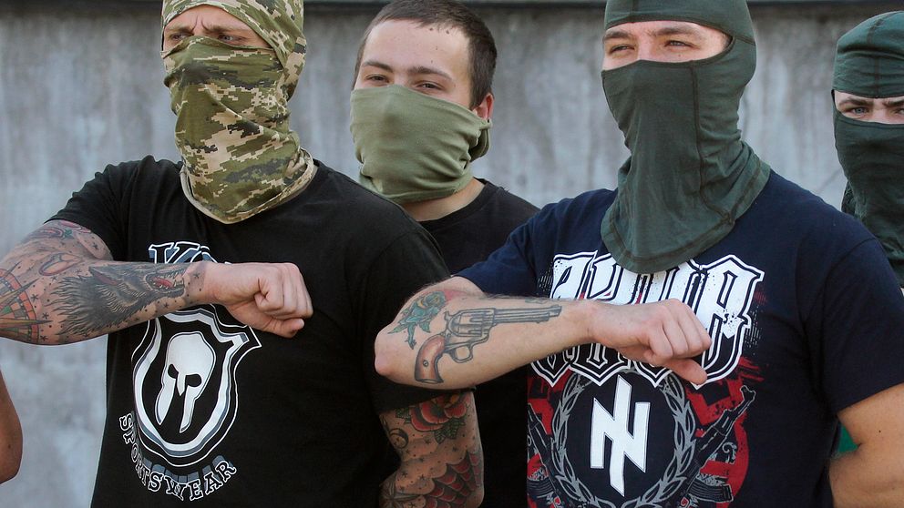 Medlemmar i Azov under 2015. Mannen till höger har en symbol som påminner om den nazistiska symbolen Varghaken. ”Man enas i en fascistisk och nazistisk världsbild och krigar utifrån de premisserna”, säger Daniel Poohl.
