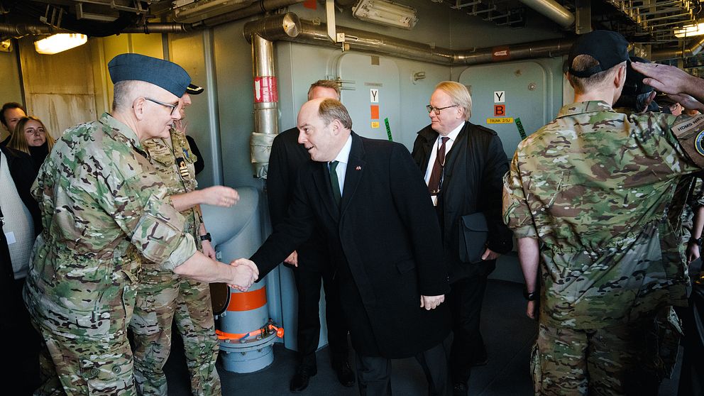 Storbritanniens försvarsminister besöker danska fregatten Niels Juel i Köenhamn. I bakgrunden Sveriges försvarsminister Peter Hultqvist.