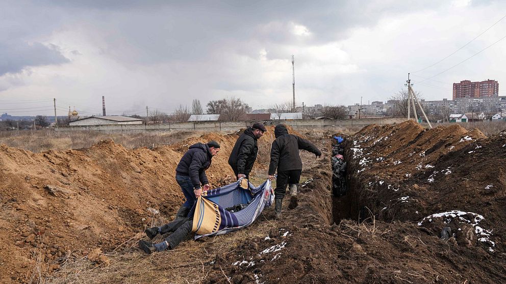 Döda kroppar läggs i en massgrav i utkanten av Mariupol, Ukraina, under onsdagen. Människor kan inte begrava sina döda på grund av kraftiga ryska beskjutningar.