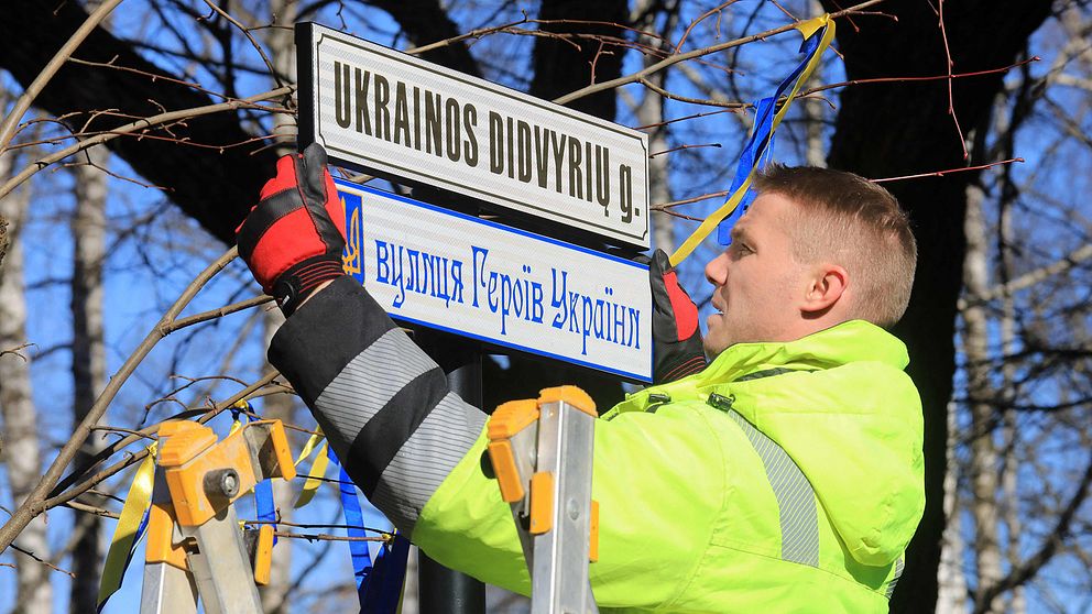 Skyltbyte i Litauens huvudstad Vilnius på onsdagen. Ryska ambassaden är numera belägen på ”Ukrainska hjältars gata”.