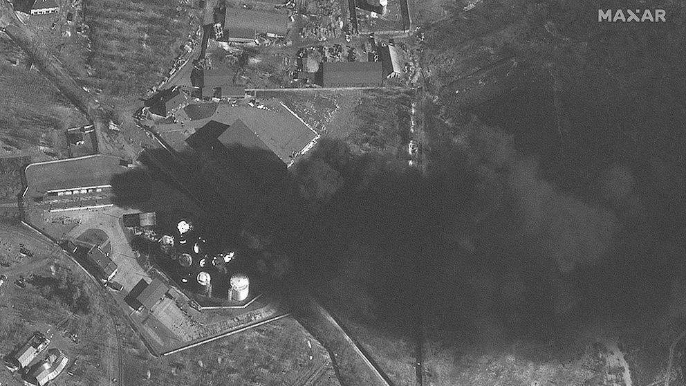 Satellitbild visar bränder vid ett lagringsområde för bränsle på Antonovs flygplats i staden Hostomel nordväst om Kiev, Ukraina.
