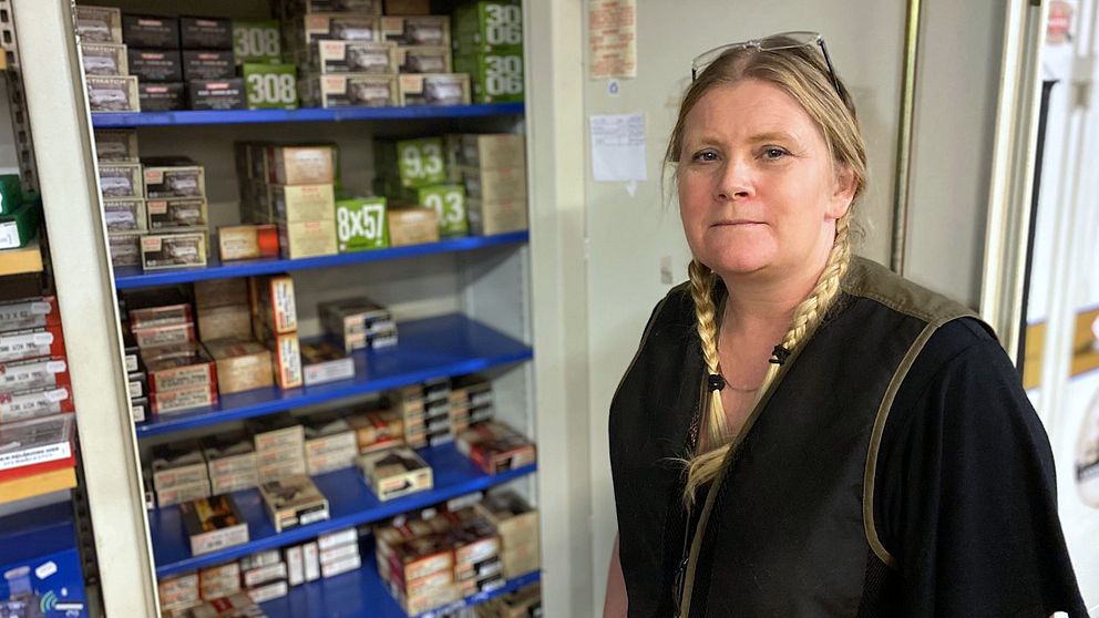 Kvinna framför ett förvaringsskåp med ammunition