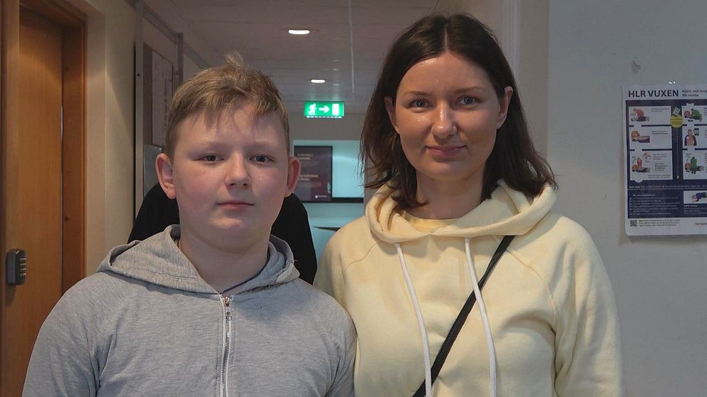 Bild på en pojke och hans mamma.