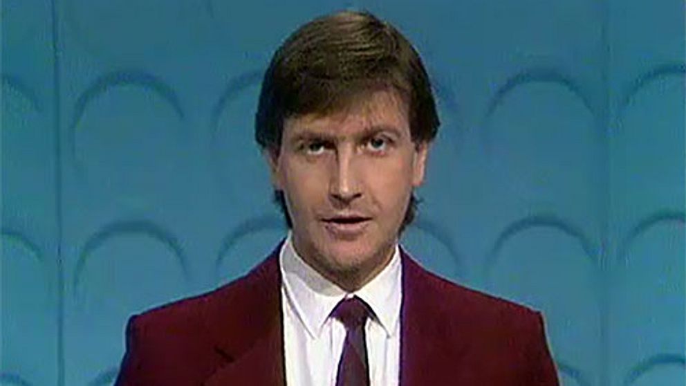 Kjell Andersson i den klassiska röda TV-sport-kavajen. Under många år var han reporter, programledare och kommentator innan han övergick till chefsroller.