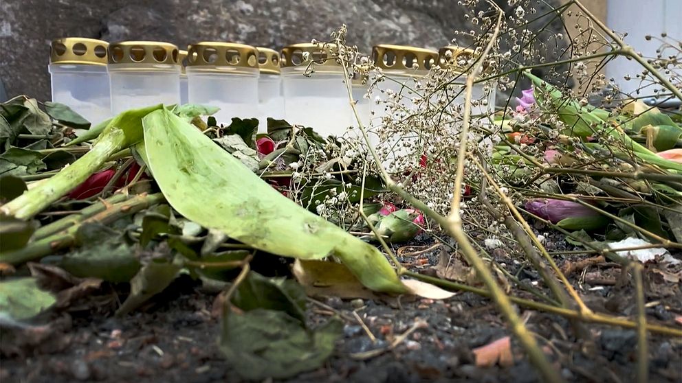 Blommor och ljus vid olycksplatsen på Sjumilaskolan på Hisingen – starta klippet för att få en sammanfattning av händelsen där en åttaårig pojke föll ned från ett berg och senare avled.