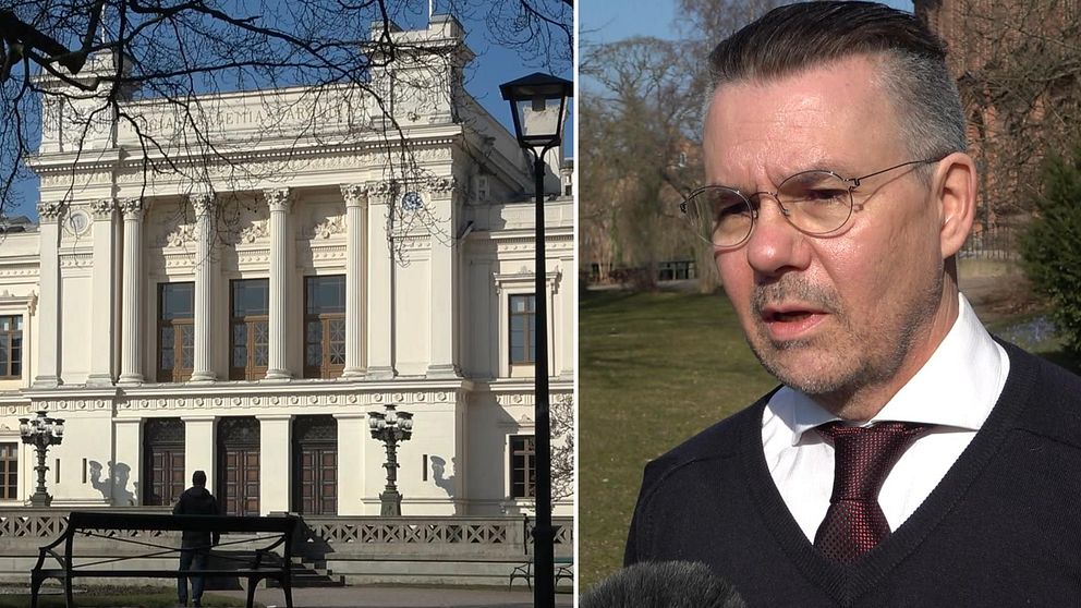 man i glasögon och vit byggnad i romersk stil