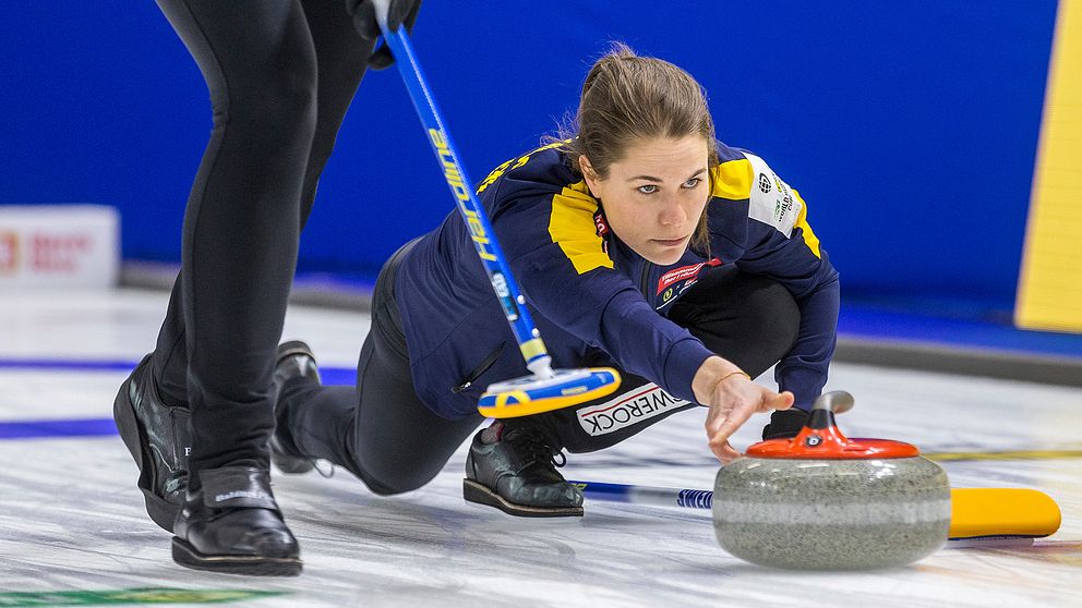 Sverige spelar i helgen slutspel i curling-VM i Kanada. Här skickar skipper Anna Hasselborg i väg en av stenarna i den sista gruppspelsmatchen, där Norge besegrades.