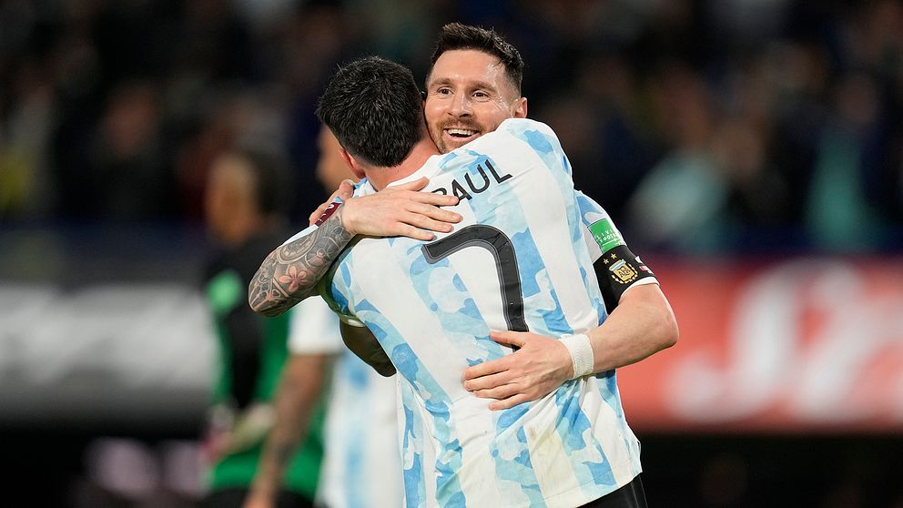 Lionel Messi jublar efter sitt mål.