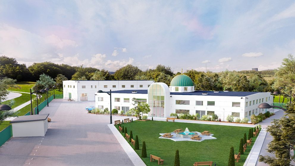 Bild av hur den nya moskén i Helsingborg ska se ut. Byggnaden är vit med en hög glasingång. Framför byggnaden finns en gräsmatta och parkering, bakom ligger ytterligare ett hus ämnat för affärslokaler.