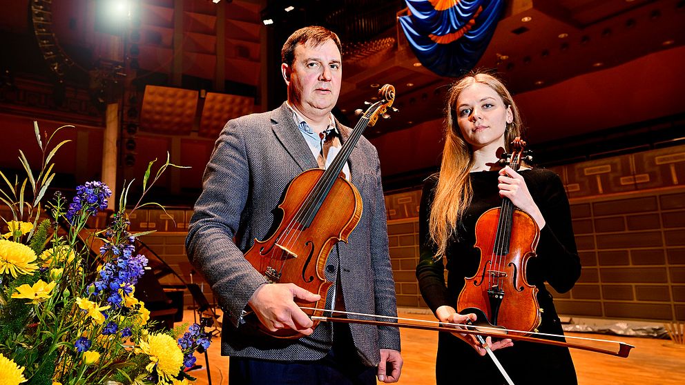 Anatoliy Vasilkivskiyj och Kateryna Mysechko i stråkensemblen Kyiv Soloists.