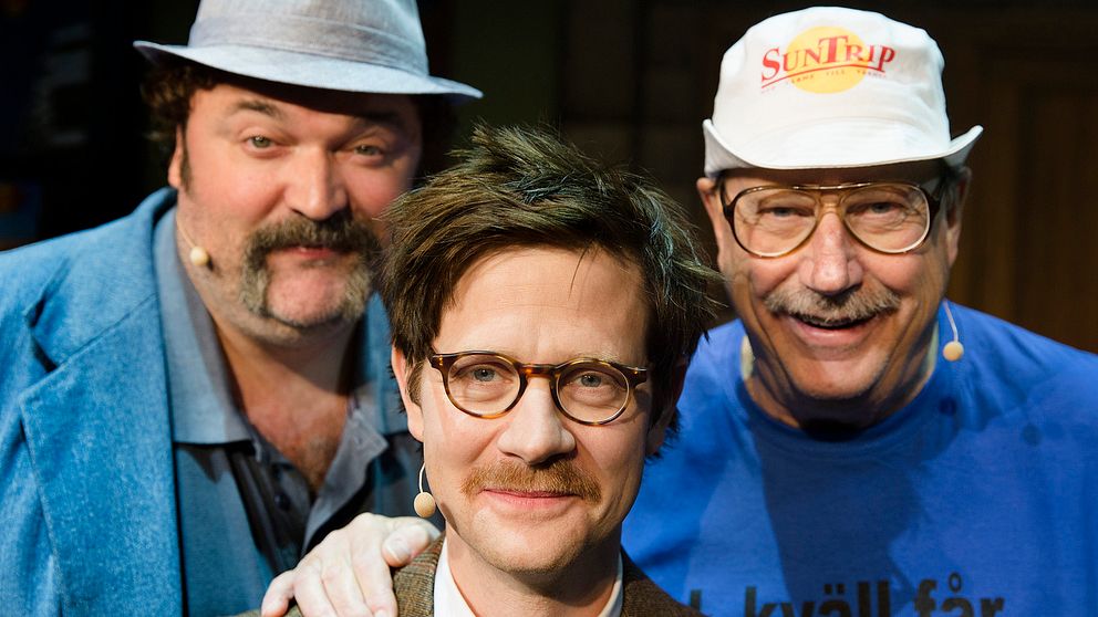Bild från teateruppsättningen Sällskapsresan 2015 med Anders ”Ankan” Johansson (mitten) i huvudrollen, Sven Melander (till höger) och Hans-Erik Dyberg (till vänster).