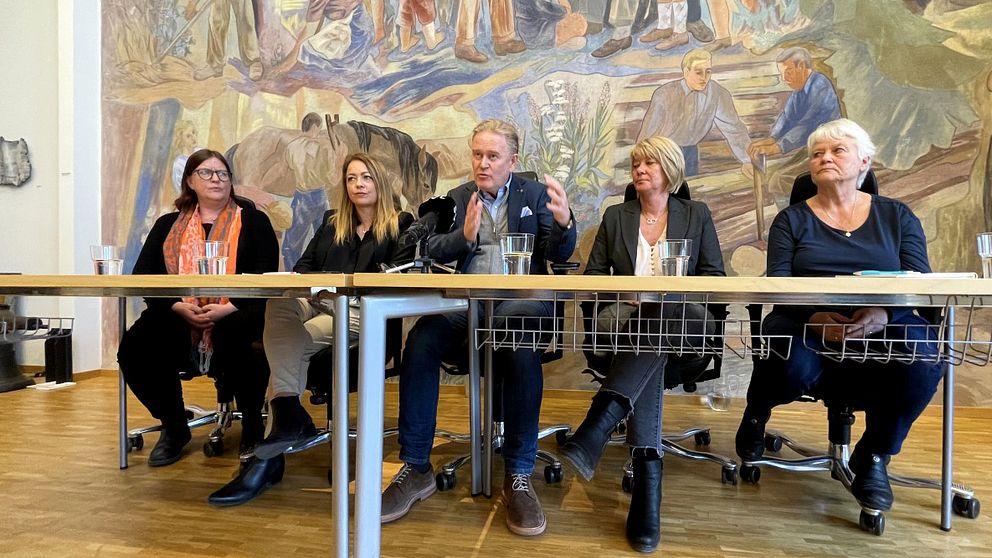 Arbetsutskottet i Karlskoga kommun håller pressträff. Från vänster: Maria Nyberg (V), Ida Edström (S), Tony Ring (M), Inga-Lill Andersson (C) och Liselotte Eriksson (S).