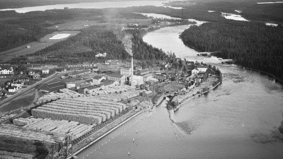 Gammal flygbild över hur det såg ut i Ulriksfors när massafabriken fanns där.