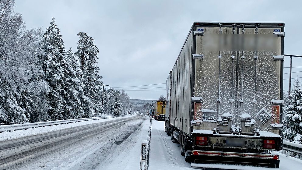 Lastbilar, snökaos, E20 bikö.