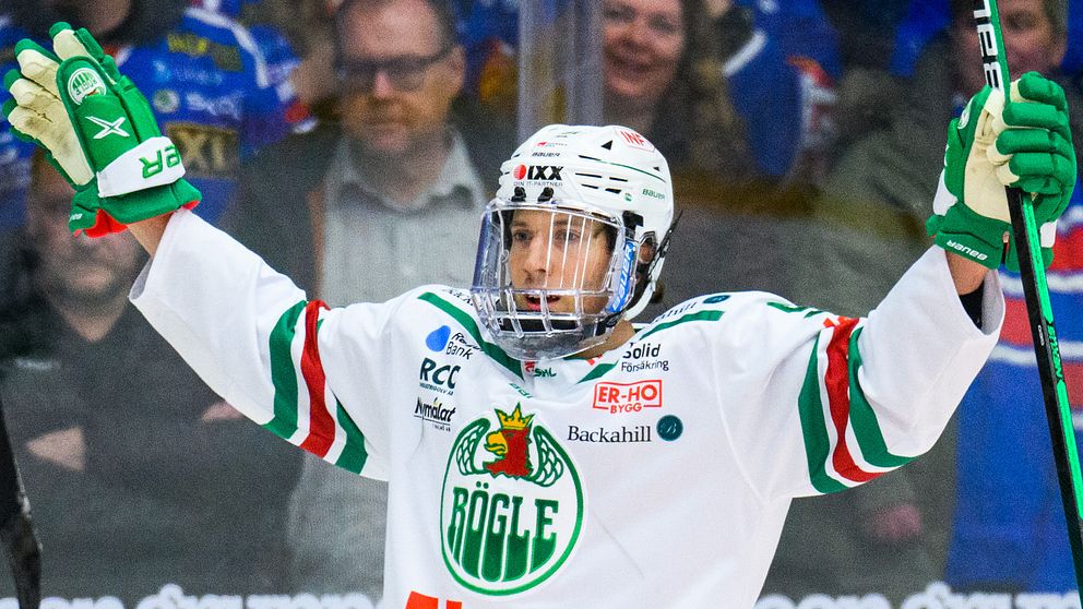 Rögles Adam Tambellini jublar efter 2-3 under kvartsfinal sex i SHL mellan Oskarshamn och Rögle den 10 april 2022 i Oskarshamn.