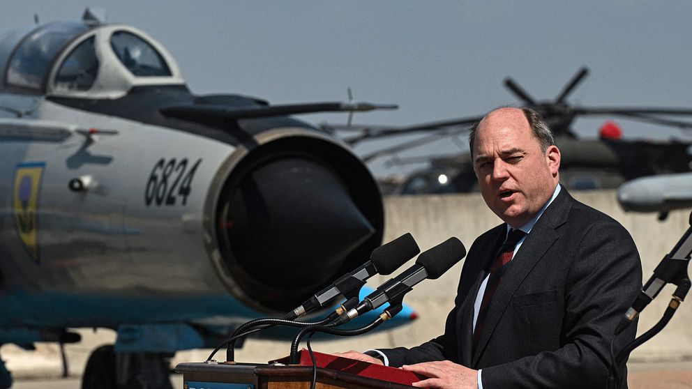 Storbritanniens försvarsminister Ben Wallace besöker en flygbas i Natos medlemsland Rumänien.