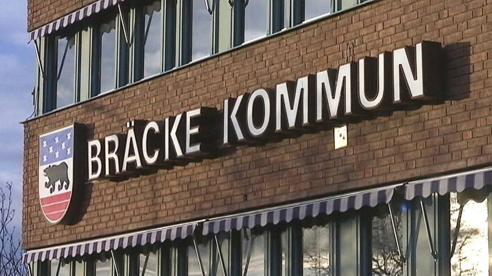 Tegelbyggnad med en skylt där det står Bräcke Kommun.