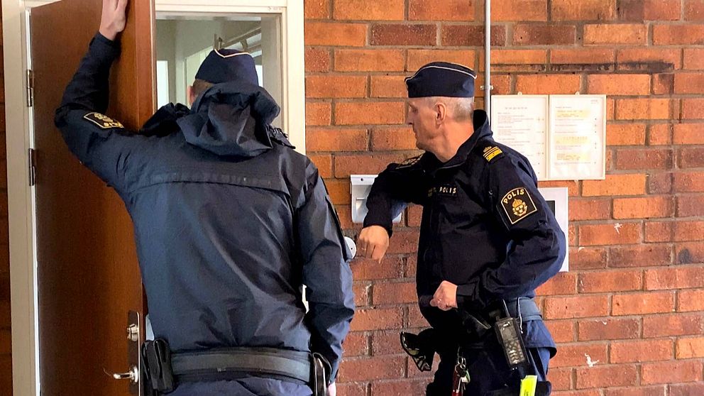Polisen knackar dörr i bostadsområdet Nacksta i Sundsvall.