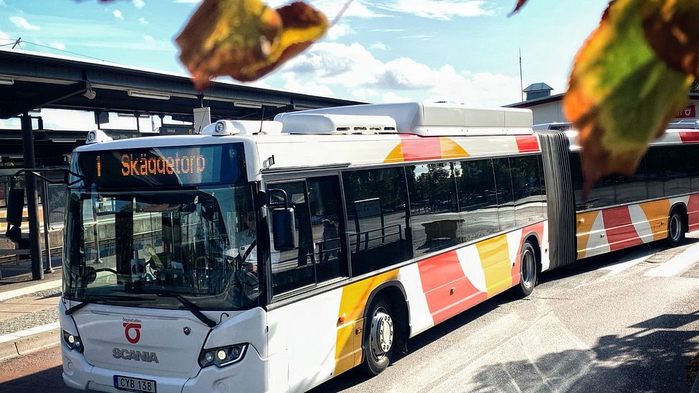 Buss från Östgötatrafiken kör in i Linköpings resecentrum.