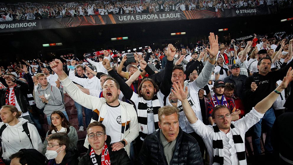 Frankfurt sjöngs fram av 30 000 tillresta suppotrar på Camp Nou.