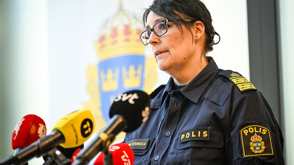 Petra Stenkula håller pressträff.