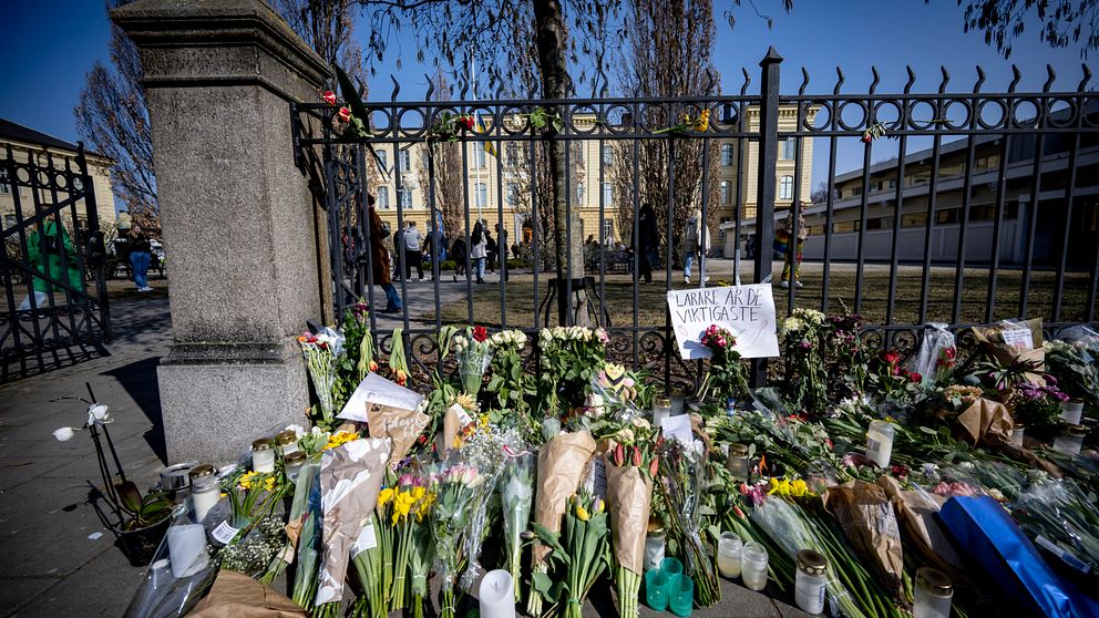 En växande hög med blommor på Amiralsgatan och polis på plats då elever och personal  återvände till Malmö latinskola efter skoldådet den 21 mars. Arkivbild