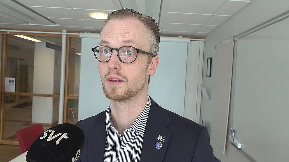 Moderata politikern Andreas Löwenhöök i glasögon intervjuas av SVT
