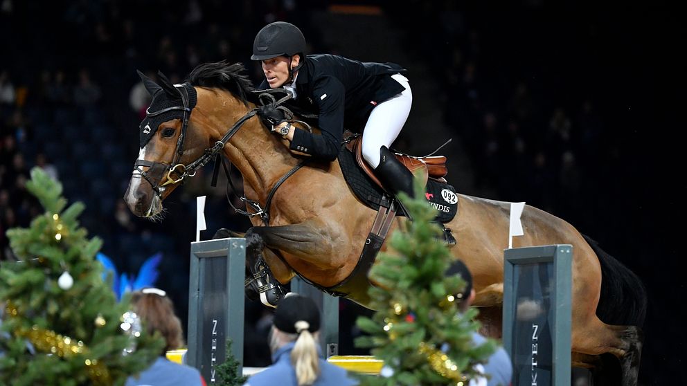 Henrik von Eckermann och Glamour Girl under Stockholm Horse Show.