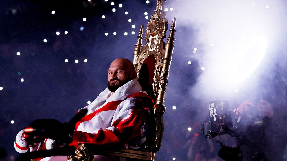 Tyson Fury på kungatronen inför matchen på nationalarenan Wembley. Matchen sågs av omkring 94 000 åskådare.