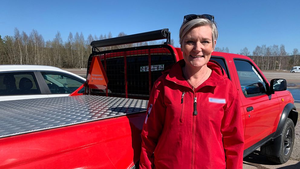Skadeförebyggaren Jenny Norén står bredvid en A-traktor