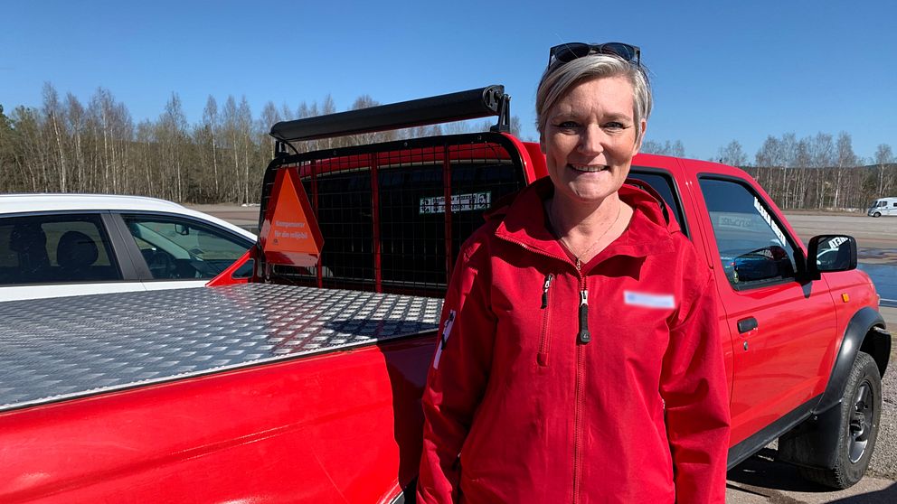 Skadeförebyggaren Jenny Norén står bredvid en A-traktor