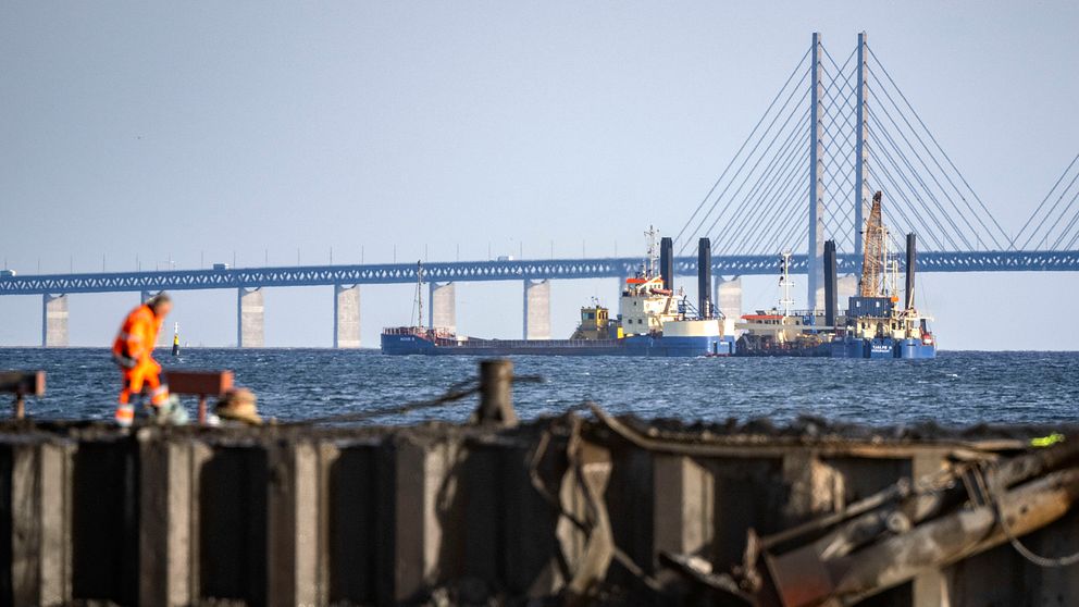 Muddring söder om Refshaleøen utanför Köpenhamn, med Öresundsbron i bakgrund.