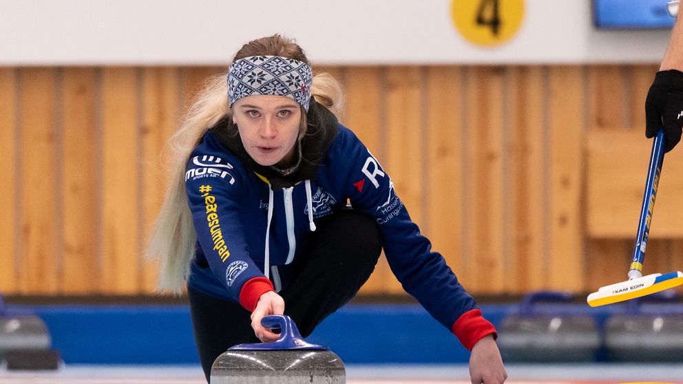 Isabella Wranå under SM i mixed dubbel curling i Linköping 2021.