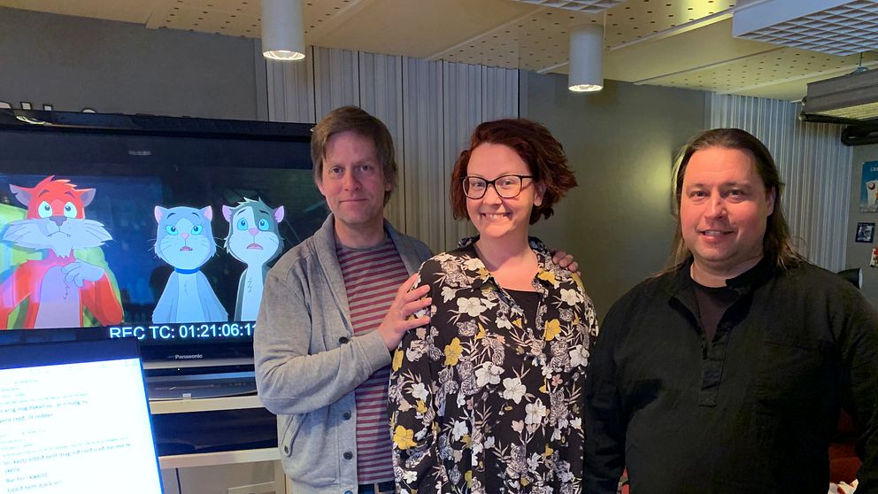 Tre personer i en studio som ska dubba Pelle Svanslös-filmen